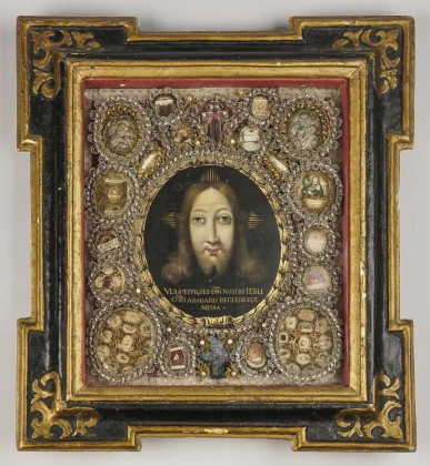 Andachtsbild (Devotionalie): Wandschmuck in Klosterarbeit, Medaillon mit dem Antlitz von Jesus Christus im Typus des «Vera Icon» (Schweisstuch der Veronika), umgeben von Reliquien